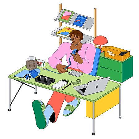 一位女子坐在書桌前使用 Apple 自助維修計畫的插圖。