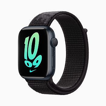 午夜色 Apple Watch Nike 搭配全新「彈跳」錶面展示。