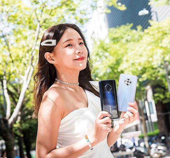 擁有夜幕、水鏡2色機身的vivo X50e，菱形鏡頭組是設計上的一大特色。（圖／vivo提供）