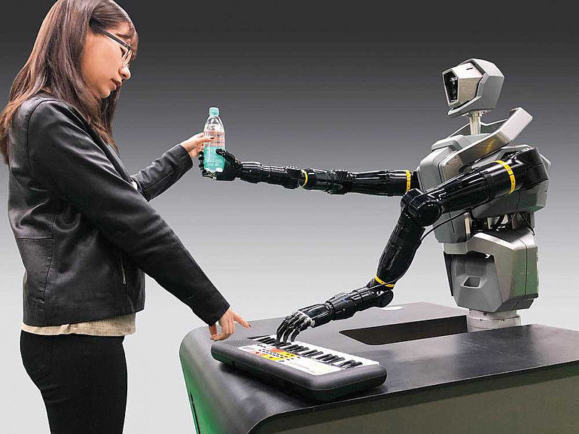 全球首款機器人廚房Moley Robot Kitchen動作靈巧，包辦煮飯任務，主人只需按個鈕選擇菜色即可。（圖／Moley提供）