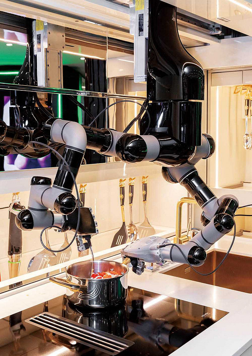 工研院展出的雙臂機器人，右手拿取物品的同時，左手還能一邊彈琴。（圖／工研院提供）
