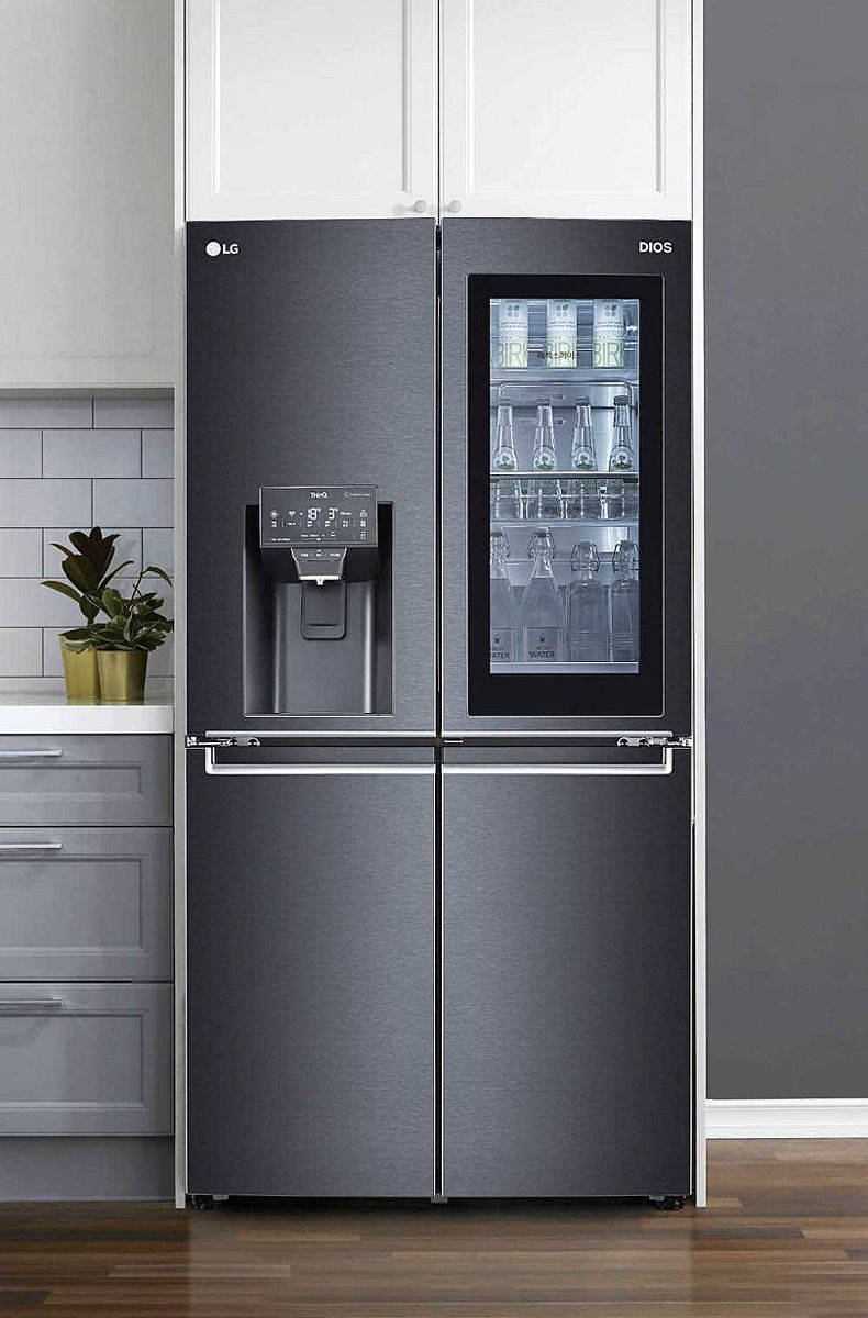 LG InstaView門中門對開冰箱搭載更具立體感的有色玻璃面板，透視窗較前一代機型加大23％，內容物一目了然。（圖／Samsung提供）