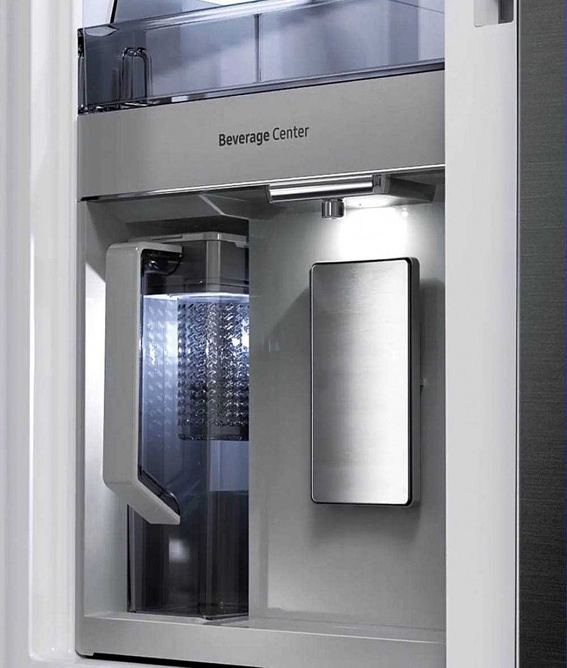 四門冰箱Flex Bespoke配備全新飲料中心，用戶能輕鬆取用飲水機及自動注水式儲水罐。（圖／Samsung提供）