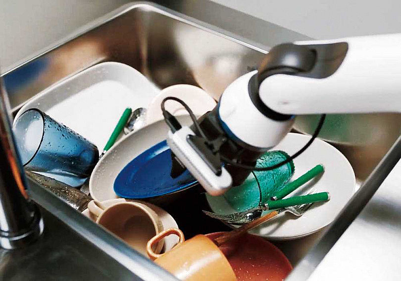 Bot Handy透過AI技術識別碗盤的大小和材質，一一抓取放到碗櫃中。（圖／Samsung提供）
