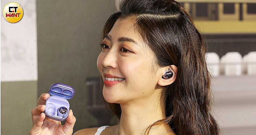 三星Galaxy Buds Pro是一款入耳式真無線耳機，配戴入耳後，突出部位小，符合不同耳道的人體工學設計。（圖／王永泰攝）