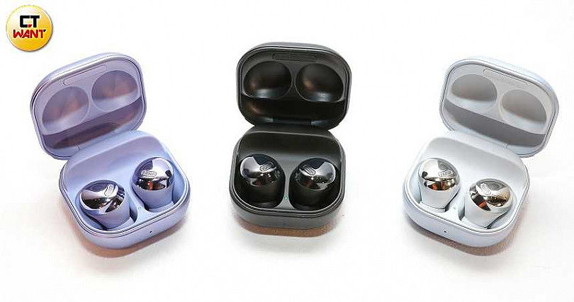 已上市的Galaxy Buds Pro真無線耳機有黑、銀和亮麗紫色共三色可選，售價6,990元。（圖／王永泰攝）