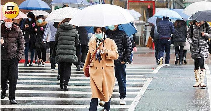 北台灣天氣多雨，衣服總是曬不乾，易滋生黴菌影響人體健康。（圖／張文玠攝）