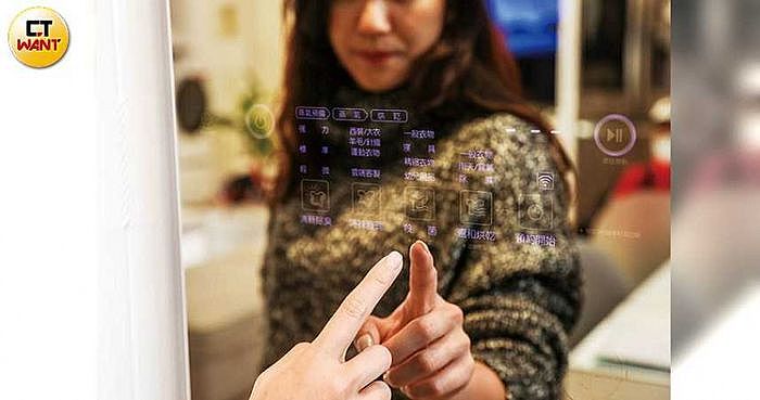 鏡面面板上有觸控顯示屏幕，可直接用手指點選衣物護理行程。（圖／張文玠攝）