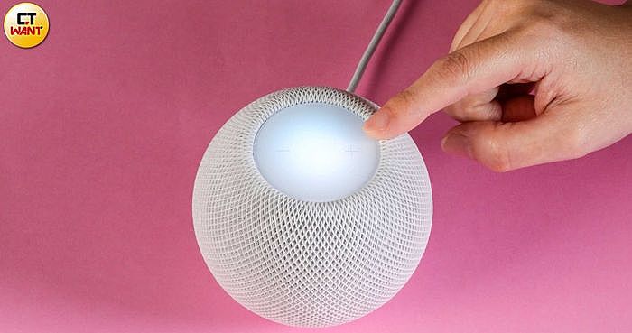 HomePod mini配備Apple S5晶片，內建全音域動態單體，售價僅3,000元。（圖／馬景平攝）