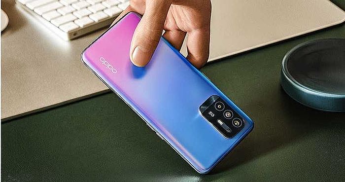 OPPO Reno5 Z擁有7.8mm與173g的超輕量機身，結合自然光線下的光澤 效果，顯露出極簡俐落的手機風格。 （圖／OPPO提供）