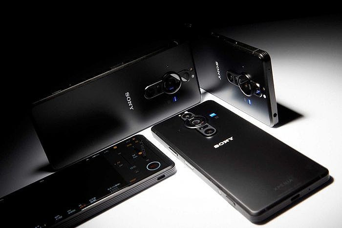 除了將零件融入手機，SONY也把Xperia PRO-I的外型、手感設計得更接近相機，螢幕比例則維持21：9。（圖／SONY提供）