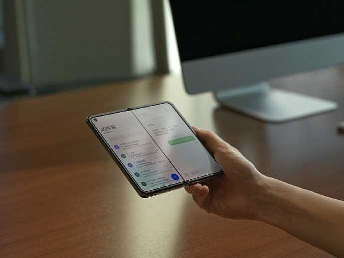 OPPO首席產品官劉作虎在微博發布一張Find N折疊螢幕手機的手持照片。（圖／微博）