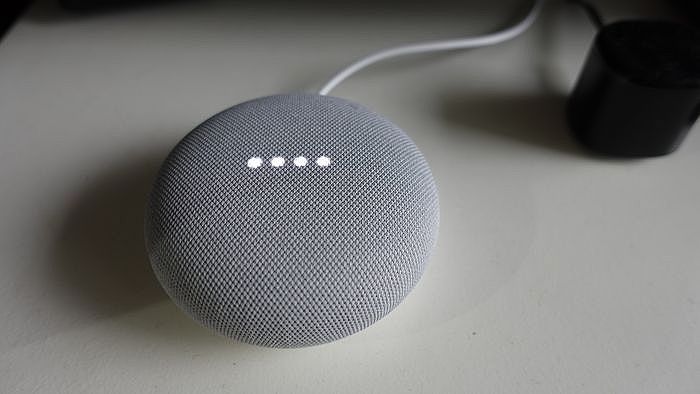 透過 Google Nest mini 智慧音箱進行語音控制