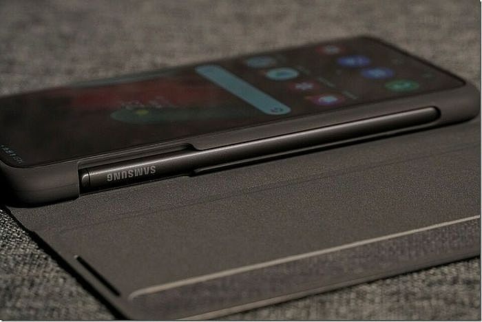 Galaxy S21 Ultra 5G 專屬皮套可以收納 S Pen 也可以保護手機