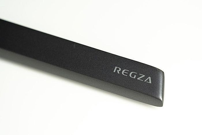 金屬質感表面可以看到 REGZA 字樣