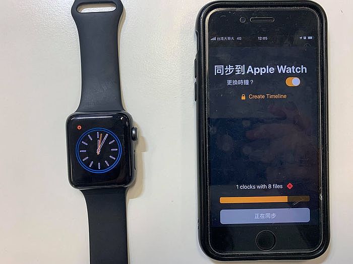 Apple Watch開啟「Clockology」App，iPhone上同時進行同步動作