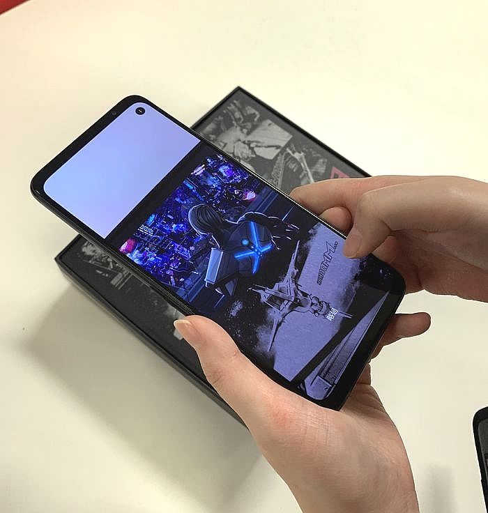 掃描盒內的圖形來啟動ROG Phone專屬AR虛擬整合互動遊戲