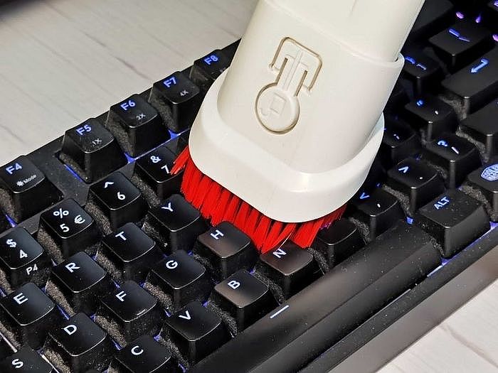 鍵盤縫隙會選擇用毛刷的方式清潔