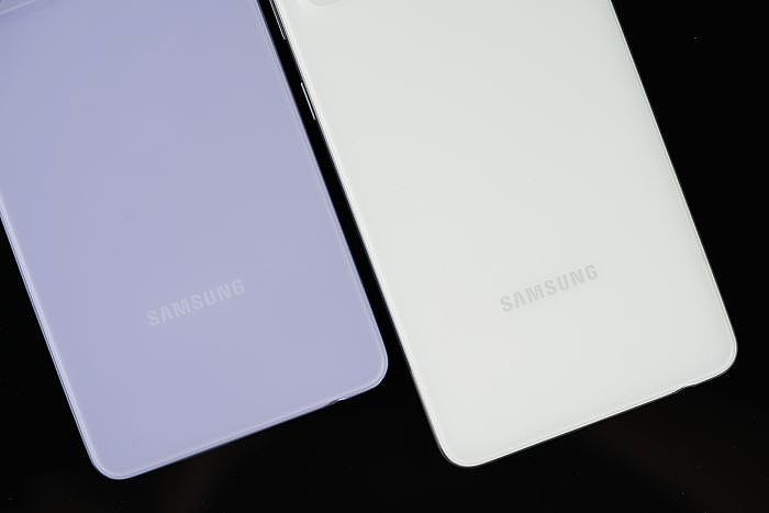 Samsung Galaxy A52 背面，全霧面的磨砂塑膠背殼有矽膠的既視感。 