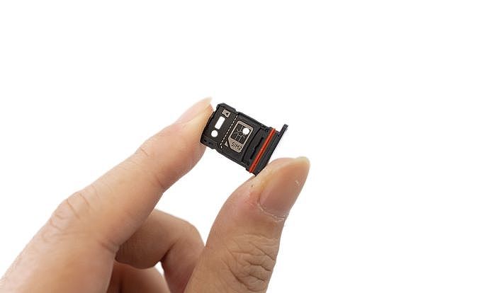 支援三選二的 MicroSD 記憶卡擴充方案