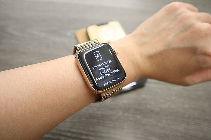 Apple Watch 的螢幕會呈現「XXX的iPHone已透過Apple Watch解鎖」