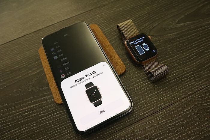 新 iPhone 與 Apple Watch 靠近配對時，自動會跑出配對視窗