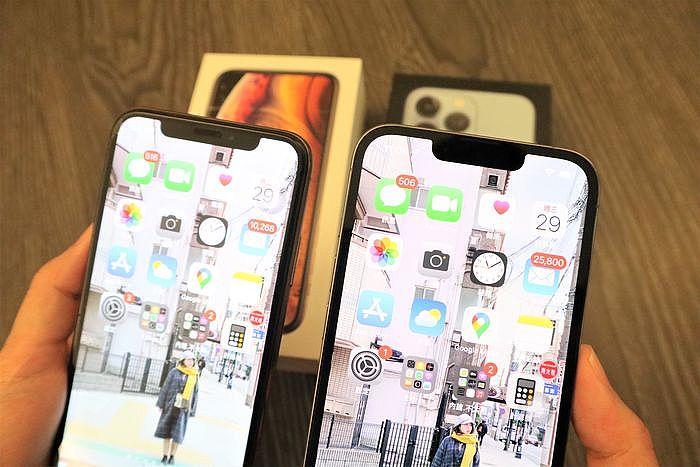 左：iPhone XS；右：iPhone 13 Pro