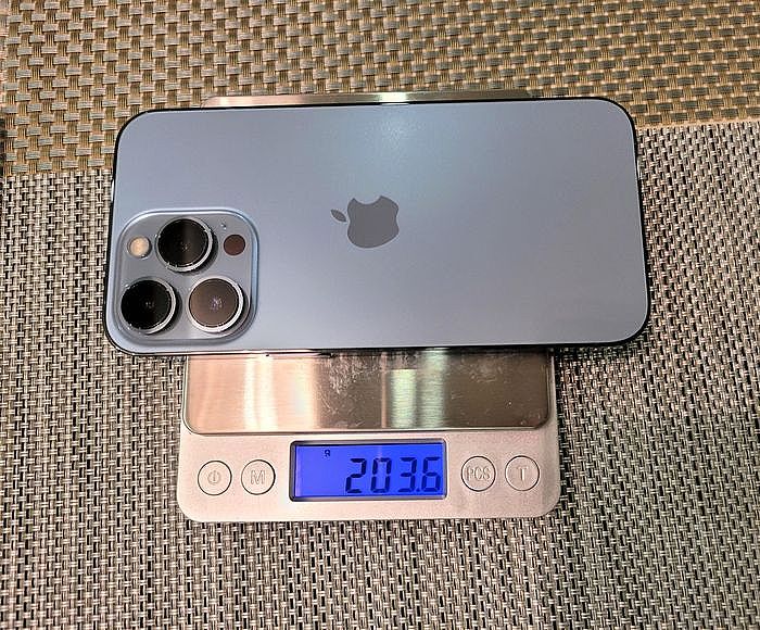 裸機的 iPhone 13 Pro 重量是 203.6 g