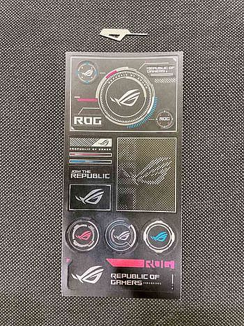 盒內的配件有退卡針及ROG Logo貼紙