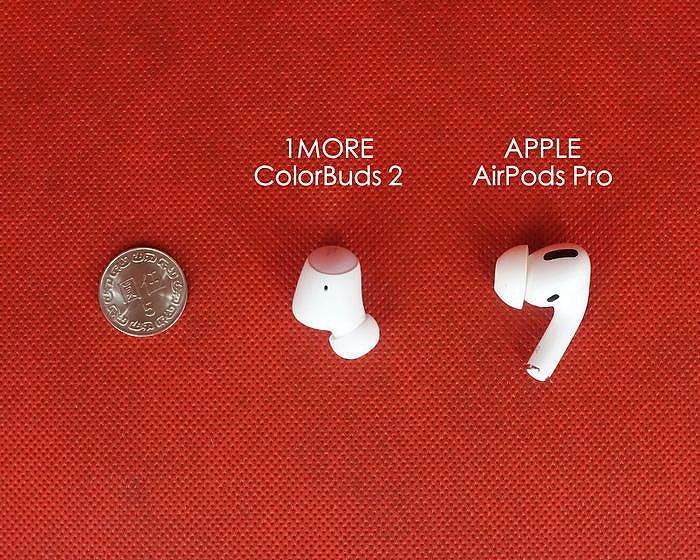 耳機外型比5元硬幣略大，比AirPods Pro小一點