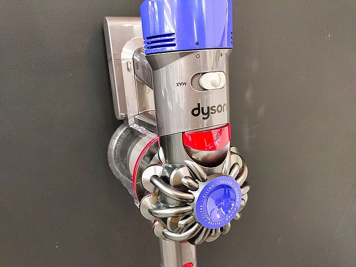 Dyson吸塵器開箱！Dyson V8 fluffy+ 無線吸塵器評價，各種角度難不倒，灰塵毛髮輕鬆吸