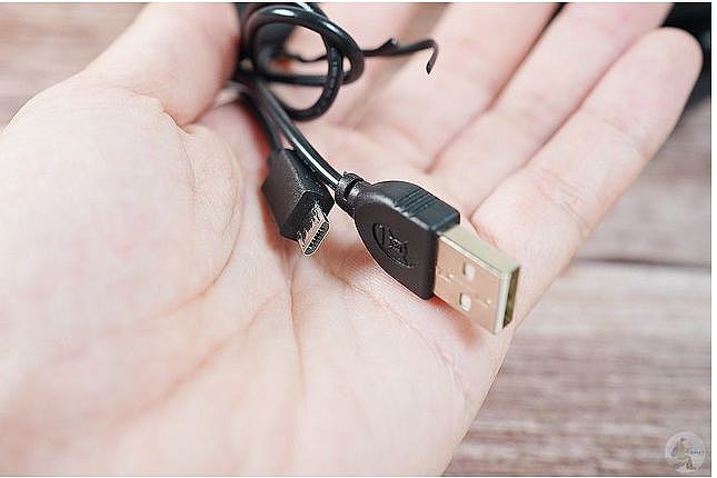 使用的充電線是 Micro USB