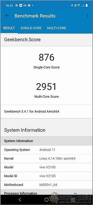 以 Geekbench 進行測試，單核成績為876、多核為2951分