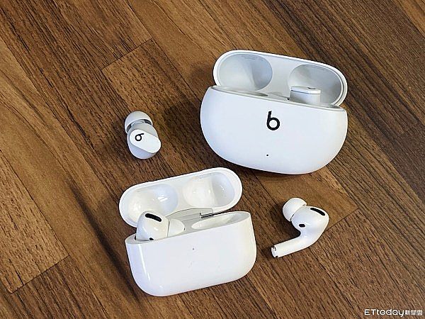 Beats Studio Buds 分音明確，中低音的聲音很好聽，音質還是 AirPods Pro會比較好一點