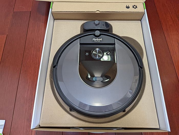 iRobot Roomba i7+ 內容物