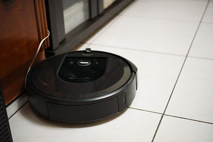 iRobot Roomba i7+ 在客廳清潔中