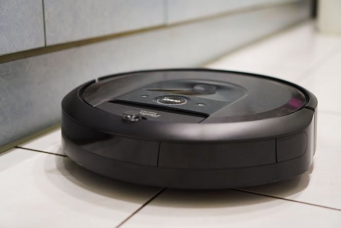 iRobot Roomba i7+ 在廚房清潔中