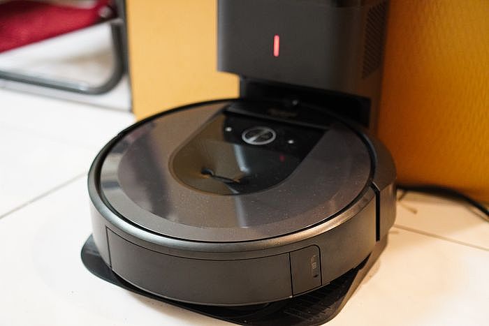 iRobot Roomba i7+ 掃地機器人充電中