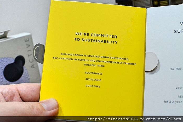 左邊寫著"We're commited to sustainability"