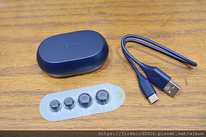 Jabra Elite 7 Active 真無線藍牙耳機充電線、耳塞與耳機色系一致