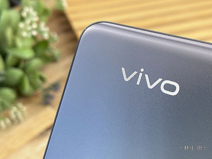 vivo Y76 5G 機身背蓋使用 3D 弧度背蓋以及 3D 閃點紋磨砂工藝