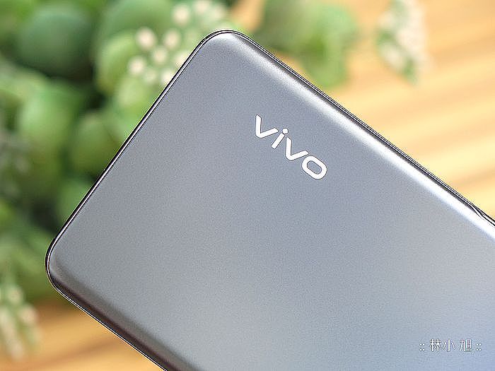 vivo Y76 5G 在不同光線照射會時而灰色、時而偏藍色