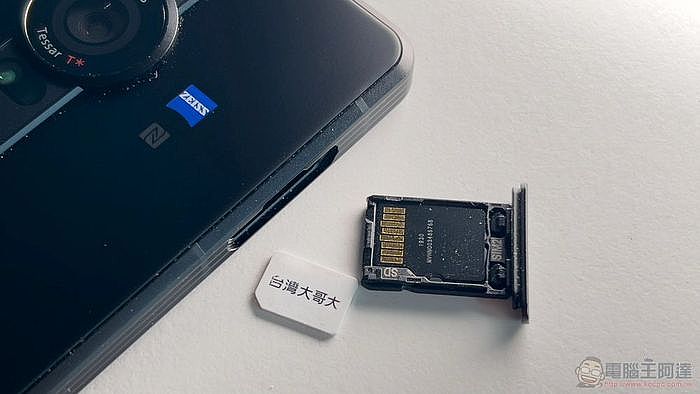 SONY Xperia PRO-I 支援 5G+4G 雙卡雙待，SIM2 與 microSD 共享卡槽