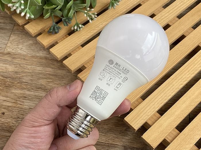 舞光 LED 智慧燈泡接頭是通用的 E27 螺旋型規格