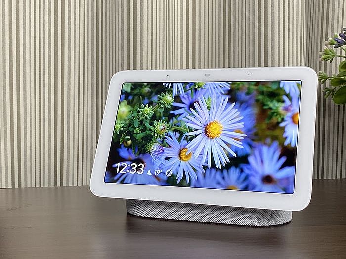 第二代 Google Nest Hub 智慧螢幕可以選擇把自己拍的照片呈現在螢幕上變成數位相框