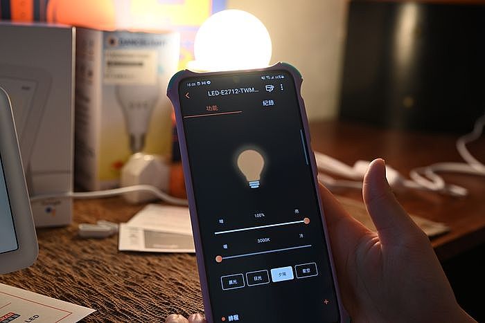 可以使用手機操控舞光 LED 12W Ai 智慧燈泡