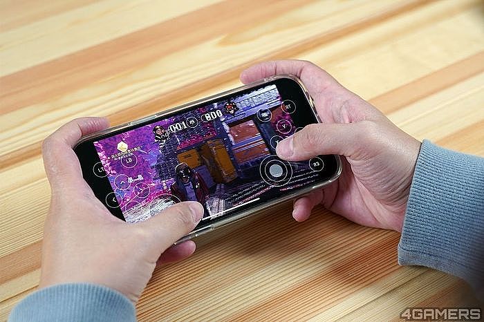 在 iPhone 上開啟虛擬搖桿操控，不過由於手機畫面較小，按鍵介面會遮擋到遊戲內容。