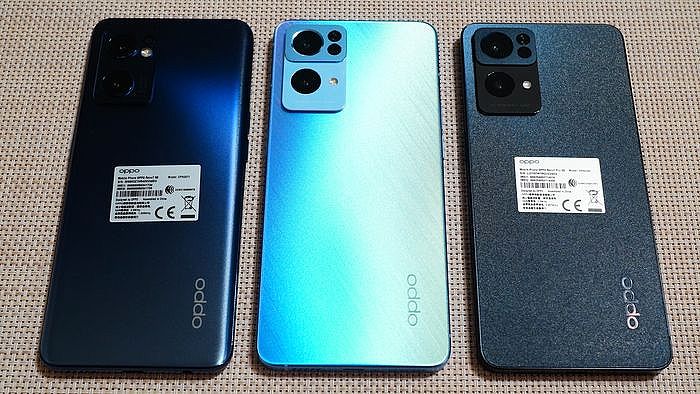 左為星河漸變OPPO Reno7 5G；中為星雨藍OPPO Reno7 Pro；右為星夜黑OPPO Reno7 Pro