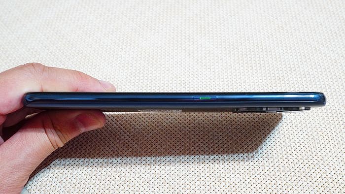 OPPO Reno7 5G 機身右側