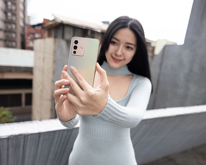 一名女子拿著 vivo V23 5G 自拍